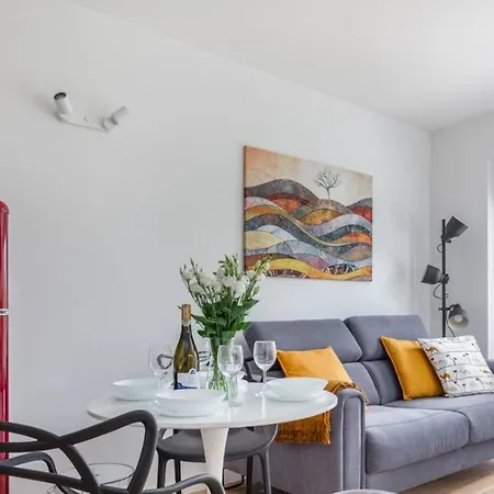 Prestige Red Z Basenem Apartment